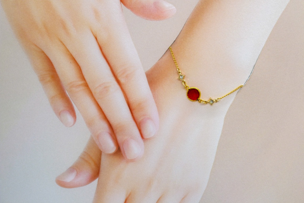 クリスタルガラスのブレスレット シャムレッド ゴールド金具