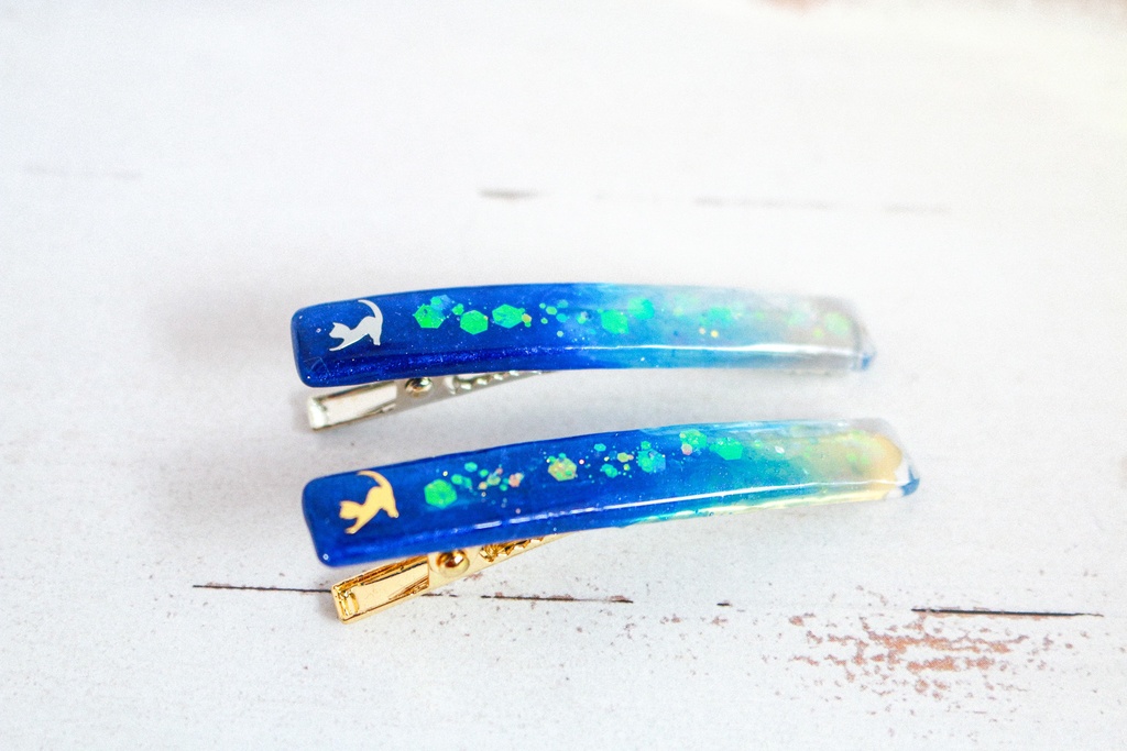 【ネコの日】伸びをしたネコのヘアクリップ マリンブルー×クリア 金具の色が選べます