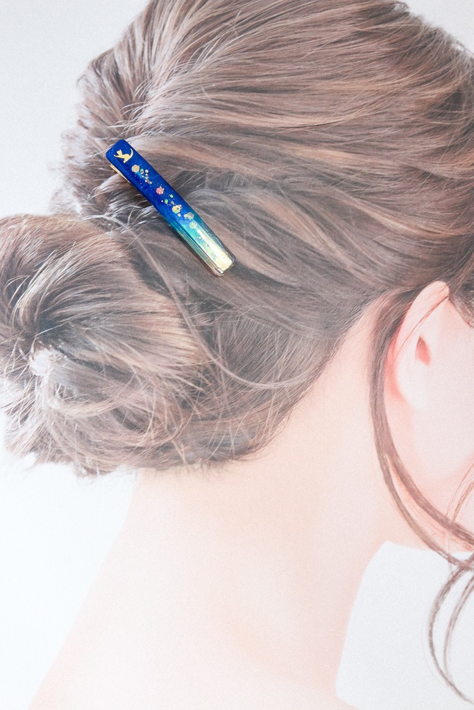 【ネコの日】伸びをしたネコのヘアクリップ マリンブルー×クリア 金具の色が選べます