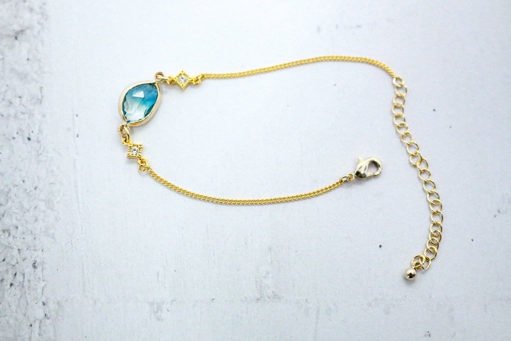 グラデーションクリスタルガラスのブレスレット エメラルド×クリア 変形カットゴールド金具