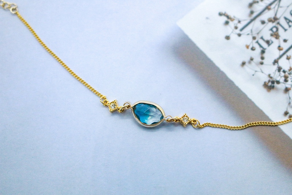 グラデーションクリスタルガラスのブレスレット エメラルド×クリア 変形カットゴールド金具