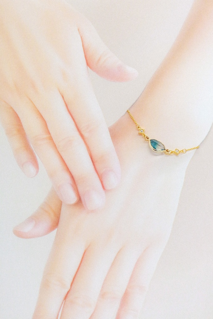 グラデーションクリスタルガラスのブレスレット エメラルド×クリア 変形カットゴールド金具