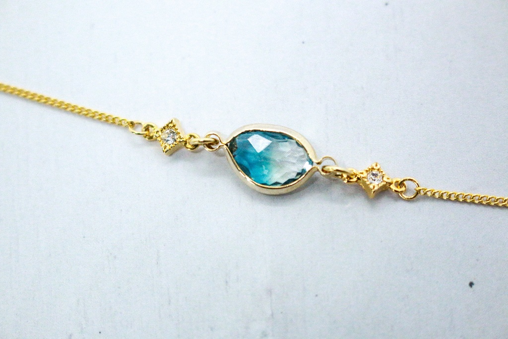 グラデーションクリスタルガラスのブレスレット エメラルド×クリア 変形カットゴールド金具