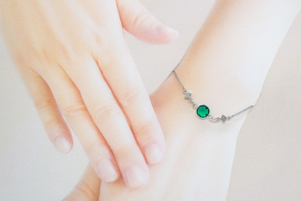 クリスタルガラスのブレスレット エメラルドカラー シルバー金具