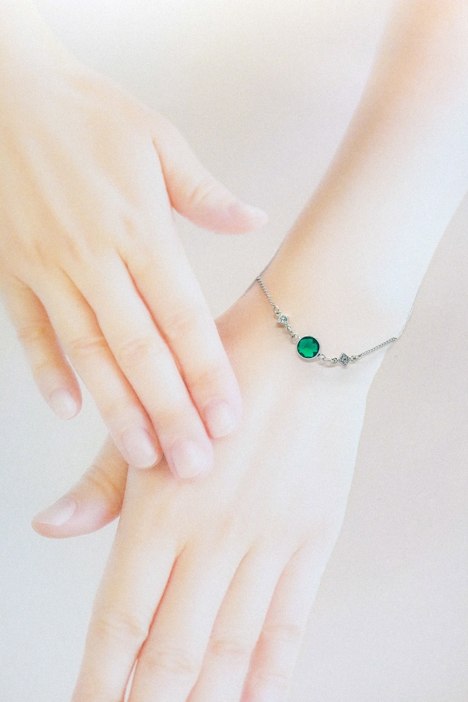 クリスタルガラスのブレスレット エメラルドカラー シルバー金具