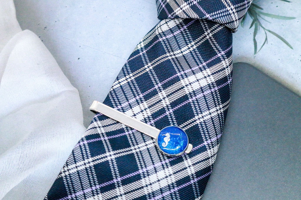 【男性シャツ用】海で遊ぶタツノオトシゴのネクタイピン シアンブルー シルバー金具
