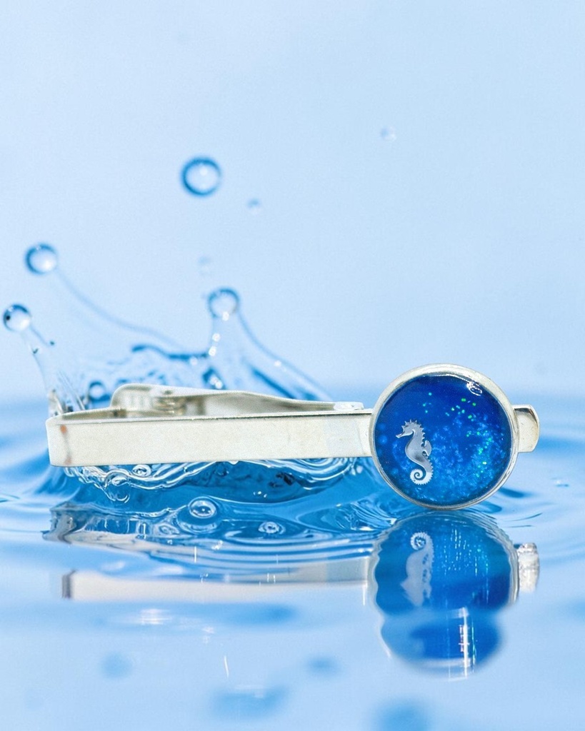 【男性シャツ用】海で遊ぶタツノオトシゴのネクタイピン　シアンブルー　シルバー金具