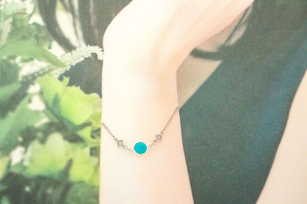 クリスタルガラスのブレスレット ミルキーブルー シルバー金具