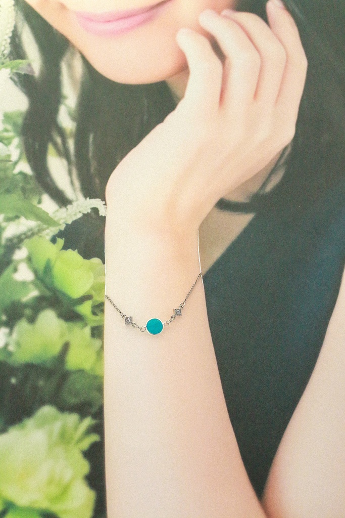 クリスタルガラスのブレスレット ミルキーブルー シルバー金具