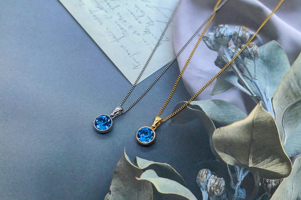 再生の輝き ― アイスブルークリスタルネックレス】 金具の色が選べます