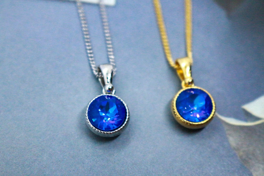 *シンプルなまるいクリスタルガラスのネックレス ロイヤルブルーディライト* 金具の色が選べます