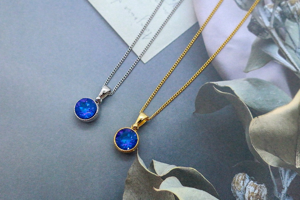 *シンプルなまるいクリスタルガラスのネックレス ロイヤルブルーディライト* 金具の色が選べます