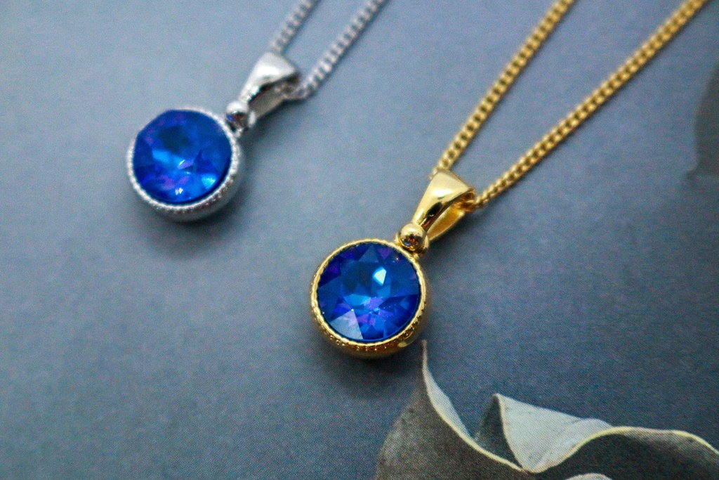 *シンプルなまるいクリスタルガラスのネックレス ロイヤルブルーディライト* 金具の色が選べます