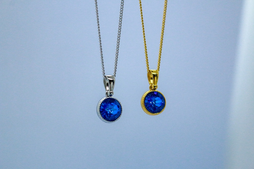 *シンプルなまるいクリスタルガラスのネックレス ロイヤルブルーディライト* 金具の色が選べます