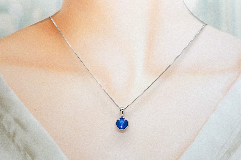 *シンプルなまるいクリスタルガラスのネックレス ロイヤルブルーディライト* 金具の色が選べます