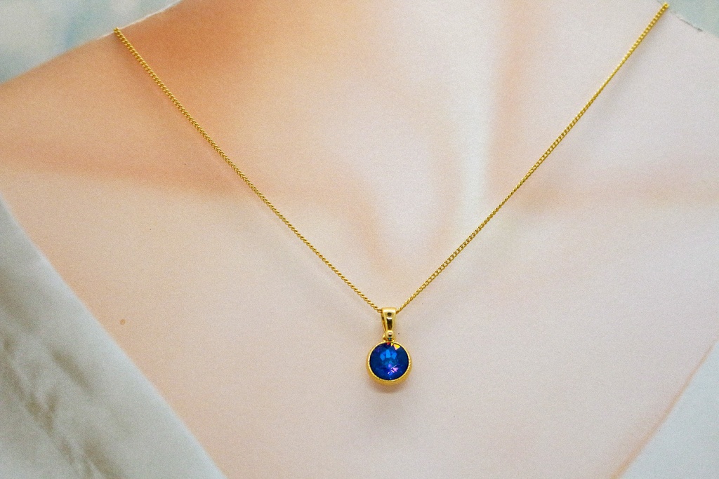 *シンプルなまるいクリスタルガラスのネックレス ロイヤルブルーディライト* 金具の色が選べます