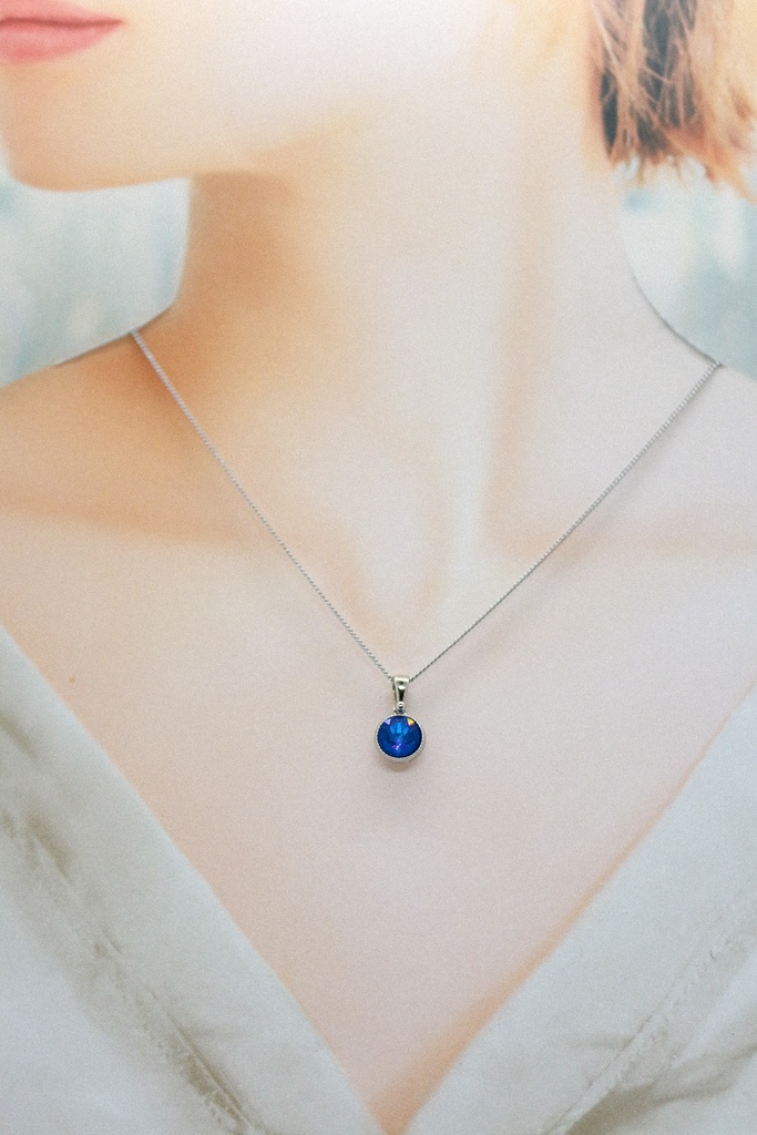 *シンプルなまるいクリスタルガラスのネックレス ロイヤルブルーディライト* 金具の色が選べます