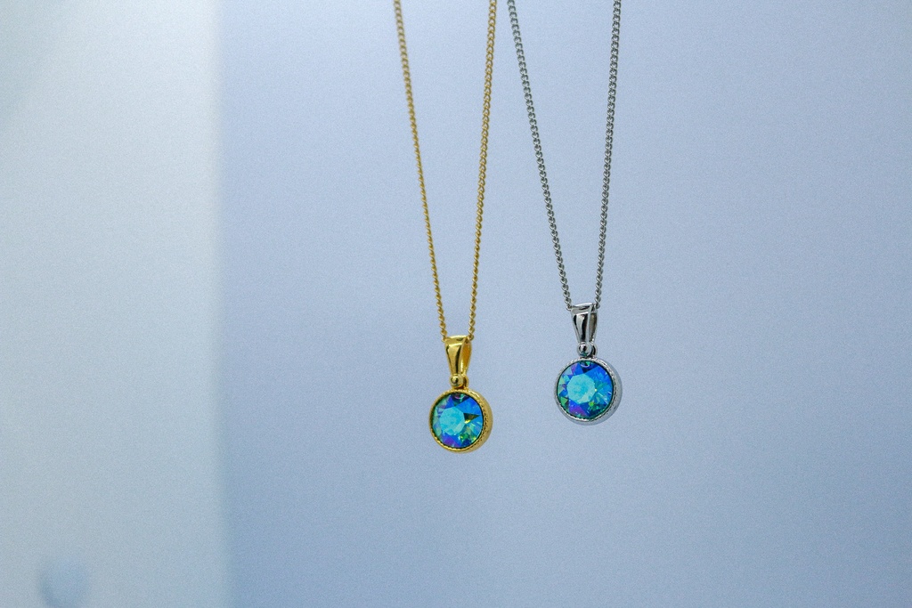 *シンプルなまるいクリスタルガラスのネックレス ライトターコイズブルー* 金具の色が選べます
