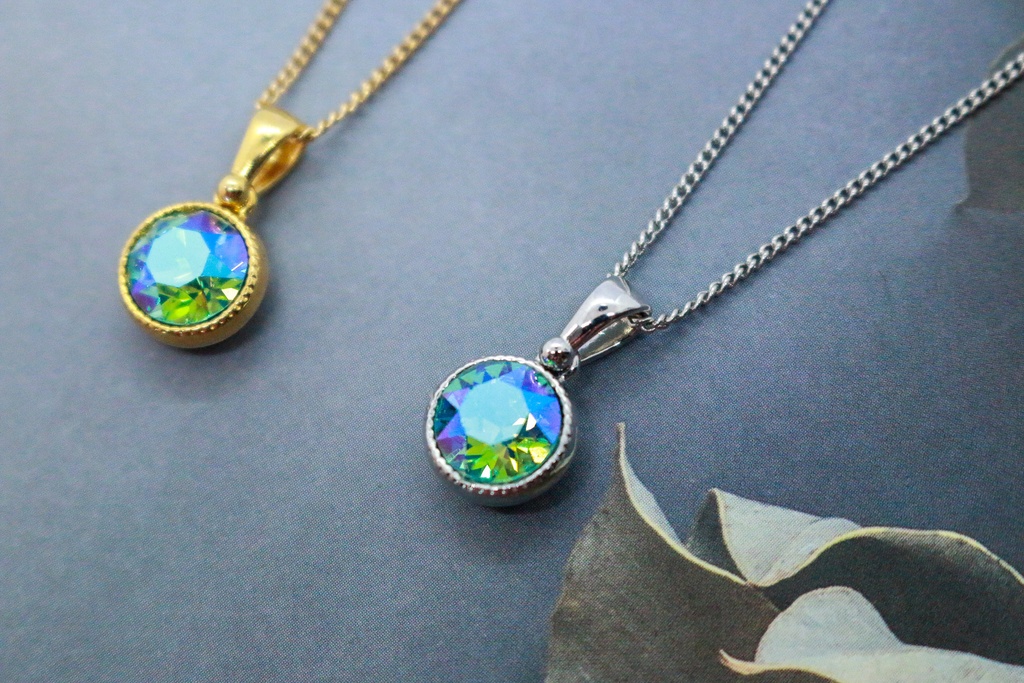 *シンプルなまるいクリスタルガラスのネックレス ライトターコイズブルー* 金具の色が選べます