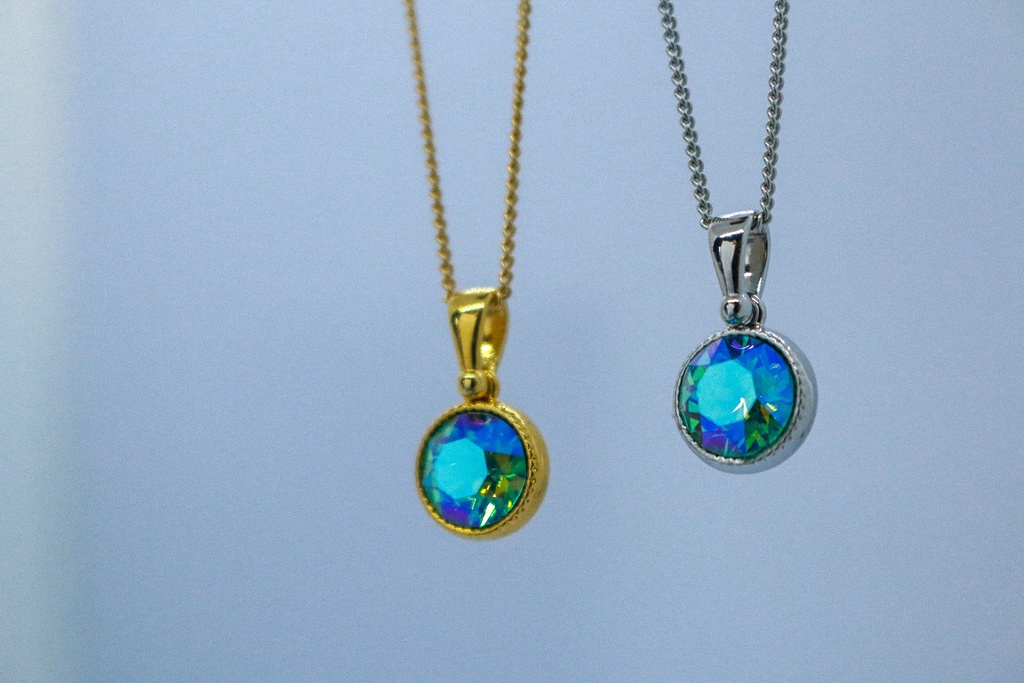 *シンプルなまるいクリスタルガラスのネックレス ライトターコイズブルー* 金具の色が選べます