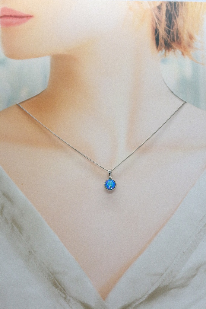 *シンプルなまるいクリスタルガラスのネックレス ライトターコイズブルー* 金具の色が選べます