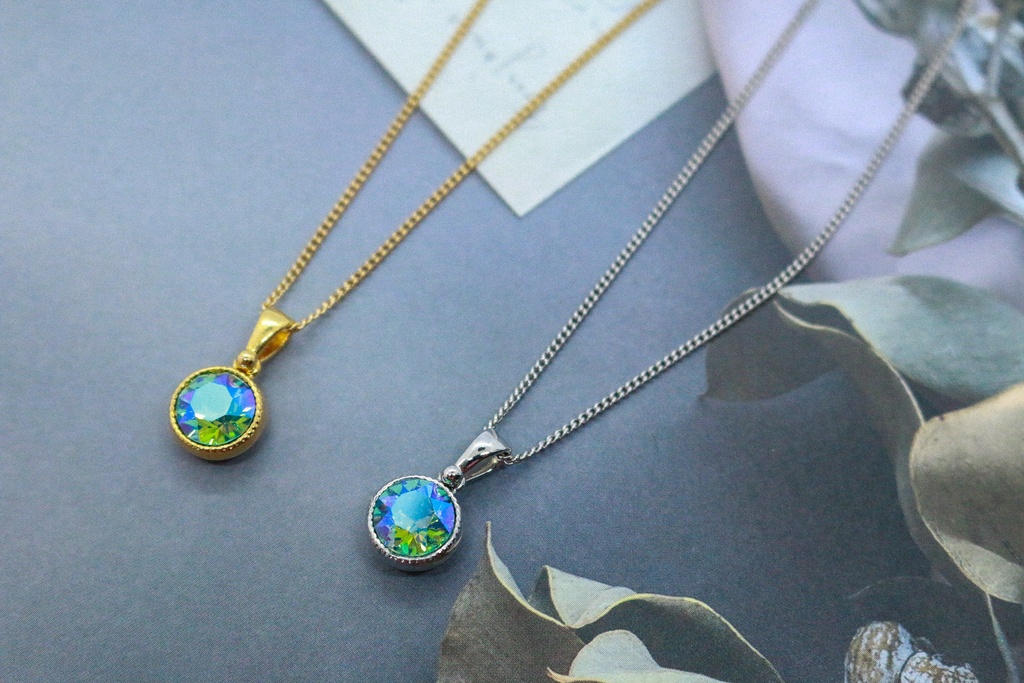 *シンプルなまるいクリスタルガラスのネックレス ライトターコイズブルー* 金具の色が選べます