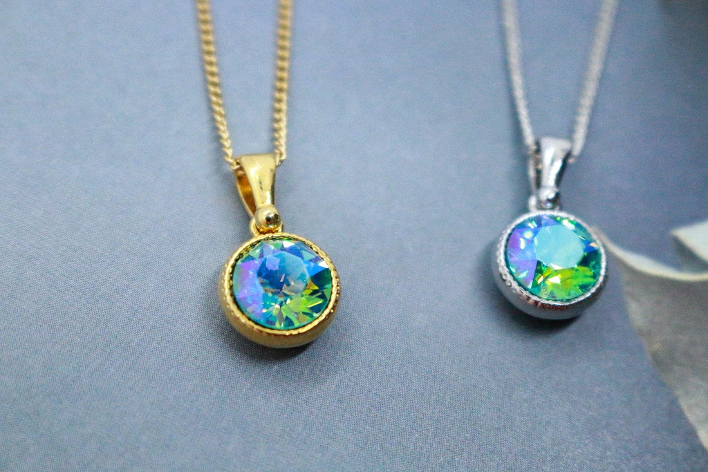 *シンプルなまるいクリスタルガラスのネックレス ライトターコイズブルー* 金具の色が選べます