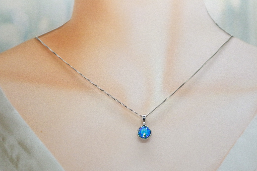 *シンプルなまるいクリスタルガラスのネックレス ライトターコイズブルー* 金具の色が選べます