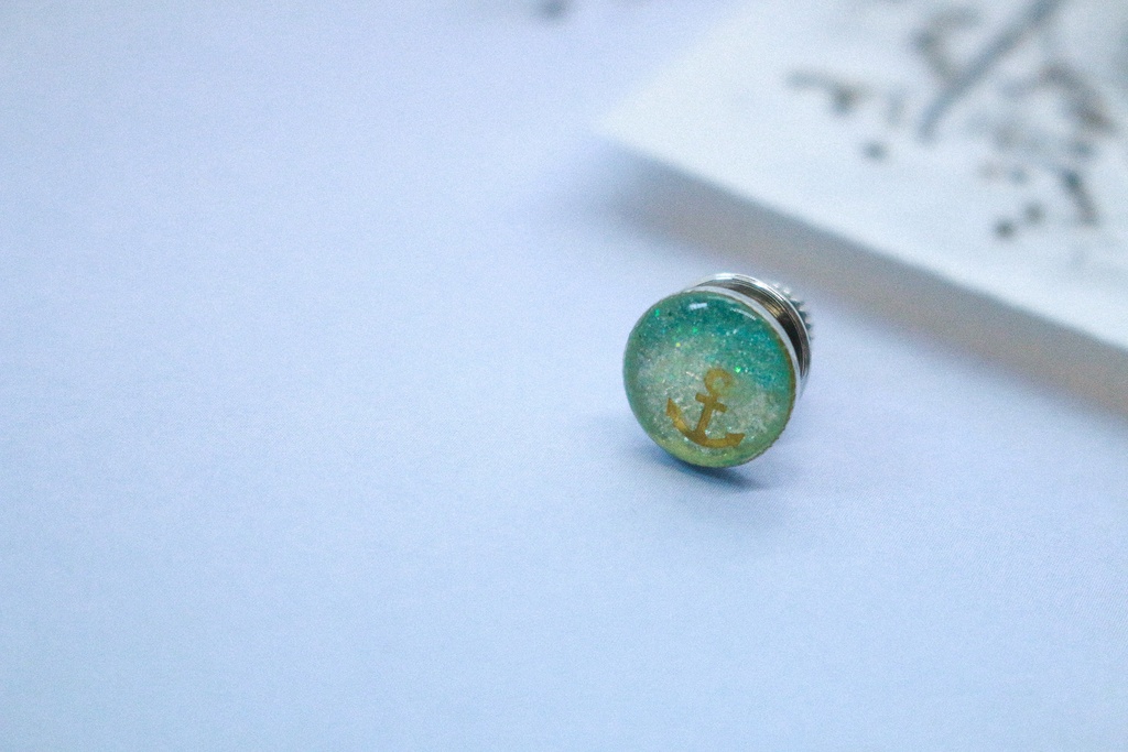 アンカーのタックピン　スカイブルー×ホワイト　シルバー金具