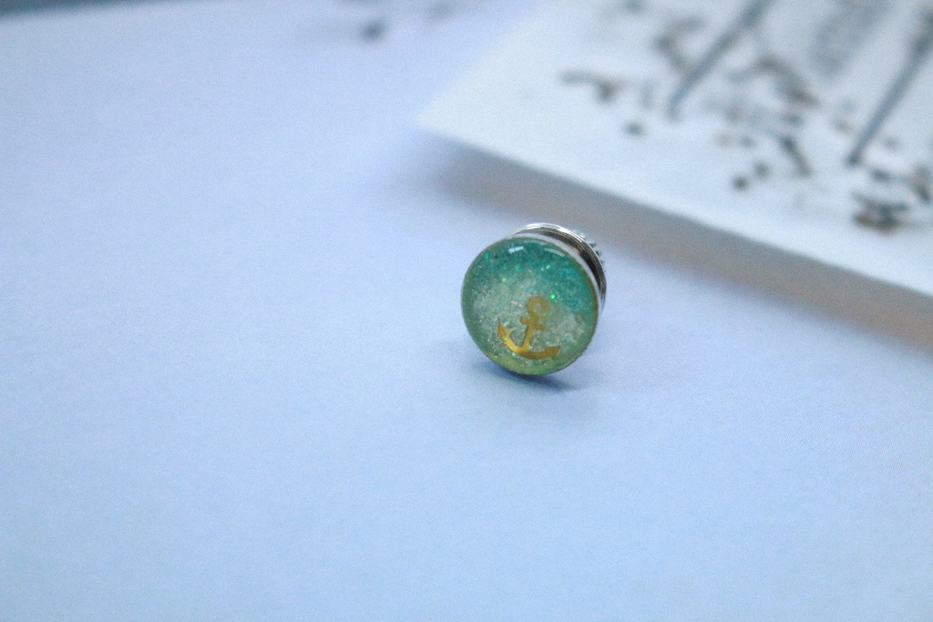 アンカーのタックピン スカイブルー×ホワイト シルバー金具