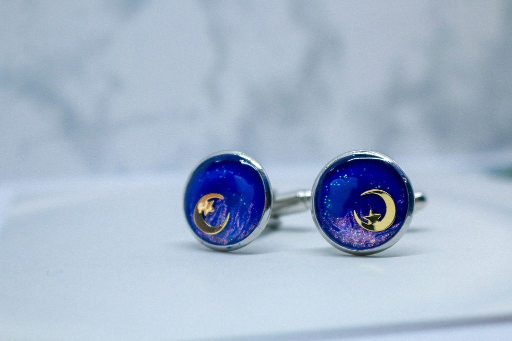 幻想的な月夜のカフスボタン ロイヤルブルー×オーロラ シルバー金具