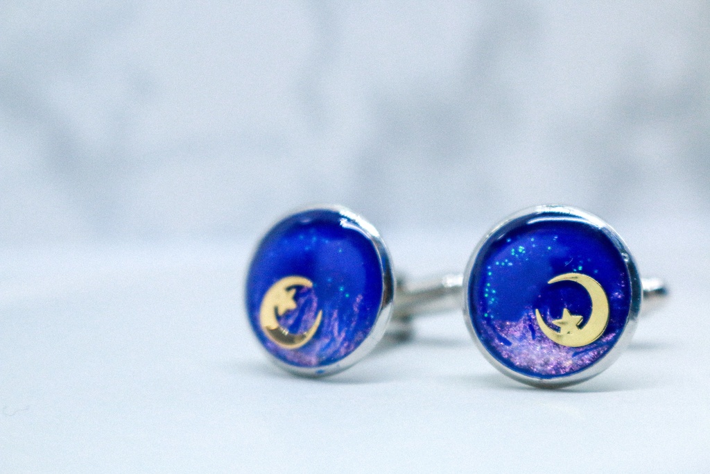 幻想的な月夜のカフスボタン ロイヤルブルー×オーロラ シルバー金具