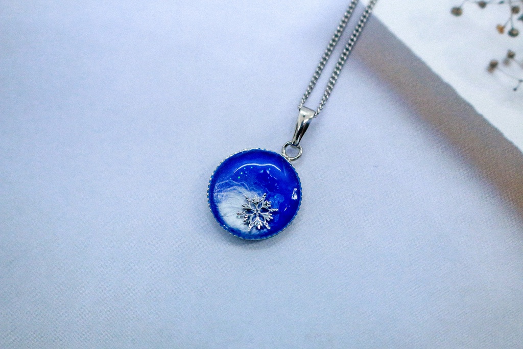 ちいさなまるいネックレス 雪 ブルー×ホワイト 金具の色が選べます