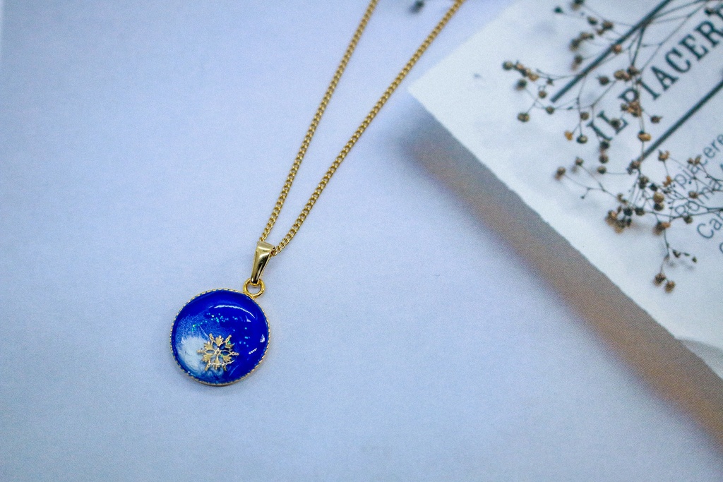 ちいさなまるいネックレス 雪 ブルー×ホワイト 金具の色が選べます