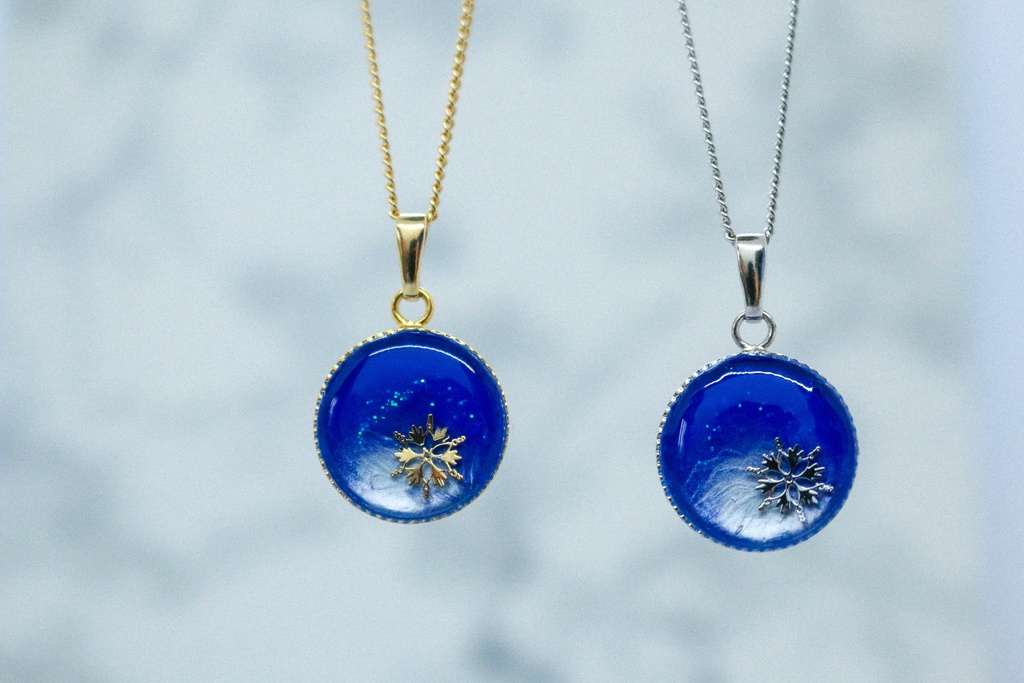 ちいさなまるいネックレス 雪 ブルー×ホワイト 金具の色が選べます