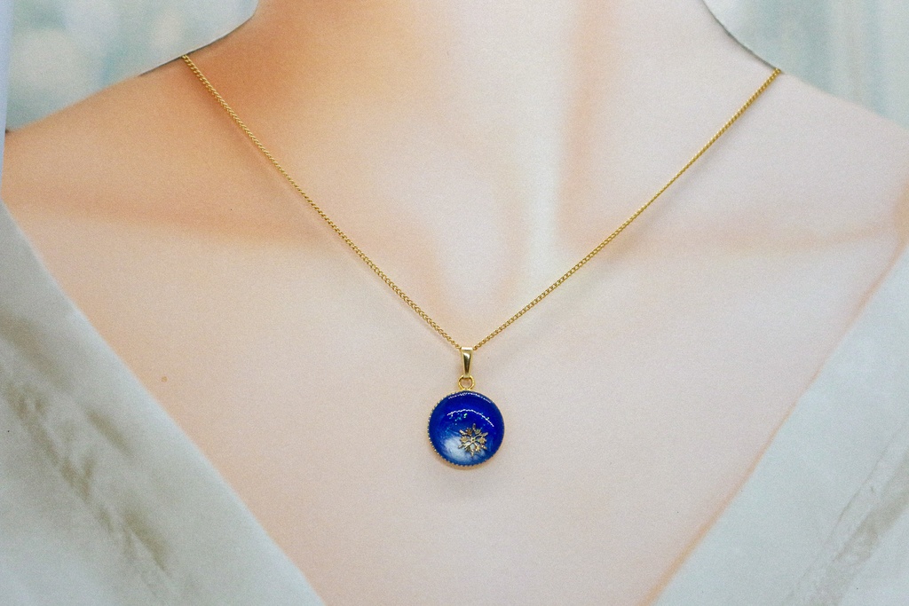 ちいさなまるいネックレス 雪 ブルー×ホワイト 金具の色が選べます