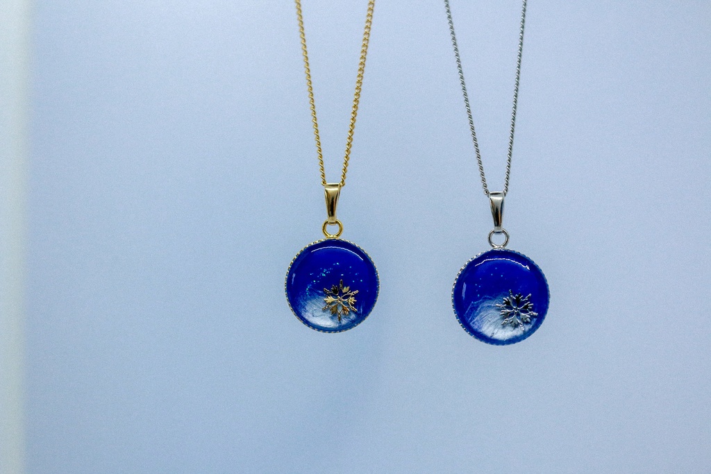 ちいさなまるいネックレス 雪 ブルー×ホワイト 金具の色が選べます