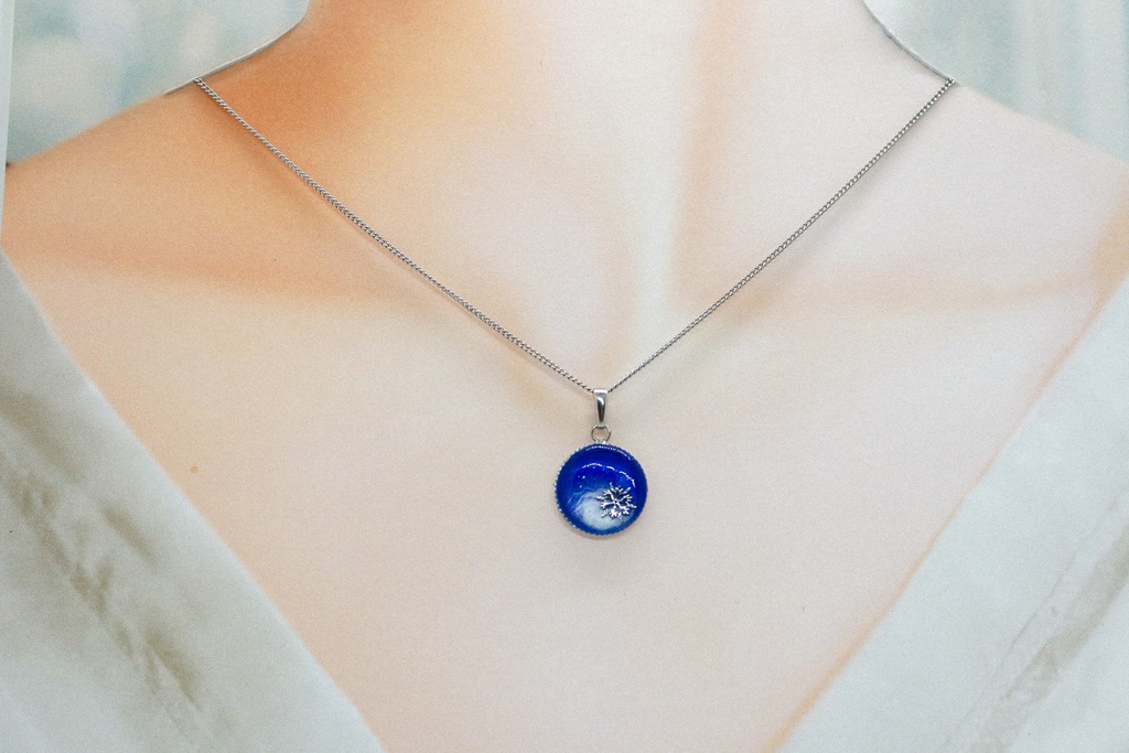 ちいさなまるいネックレス 雪 ブルー×ホワイト 金具の色が選べます