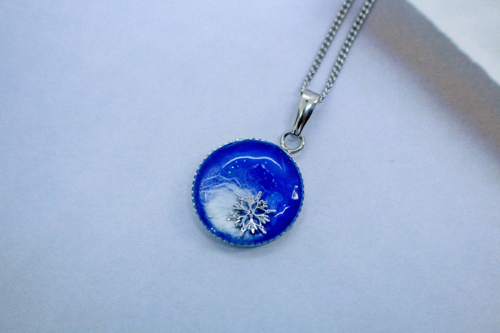 ちいさなまるいネックレス 雪 ブルー×ホワイト 金具の色が選べます