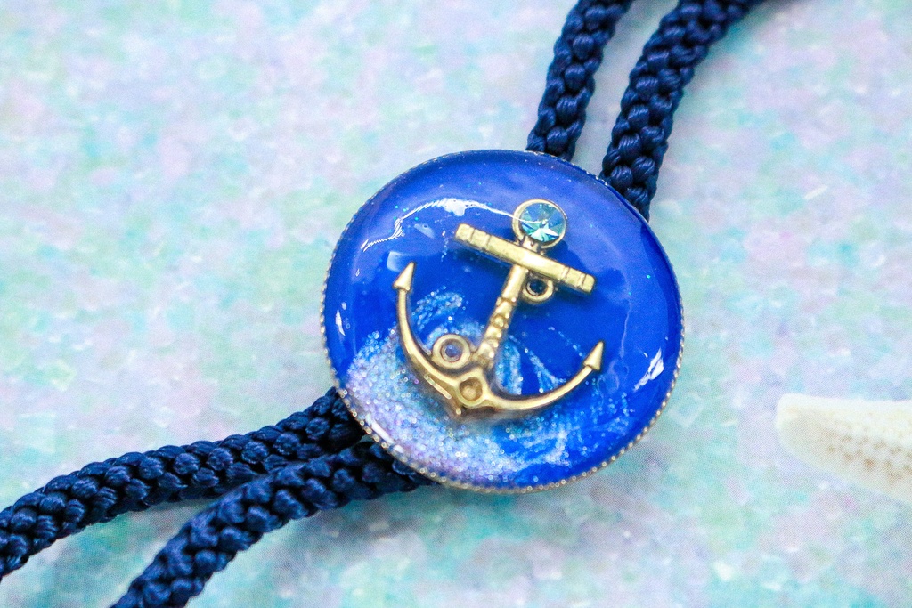 すっきりアンカーのループタイ　ブルー×オーロラ　ゴールド金具