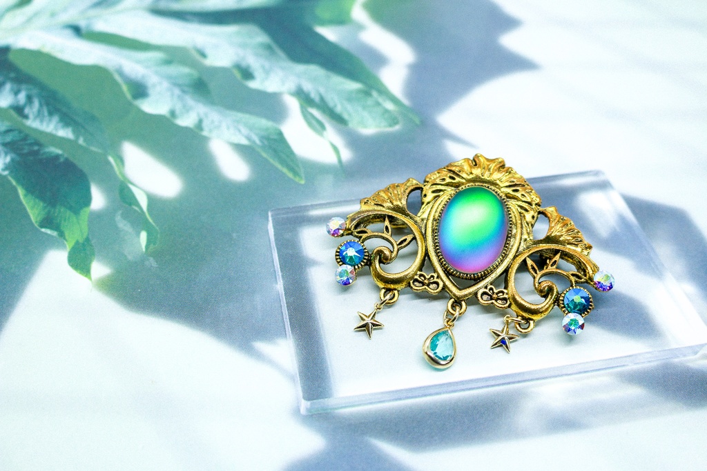 【幻想的な虹色の海 〜チェコガラスのマーメイドドリーム ブローチ〜】ゴールド金具