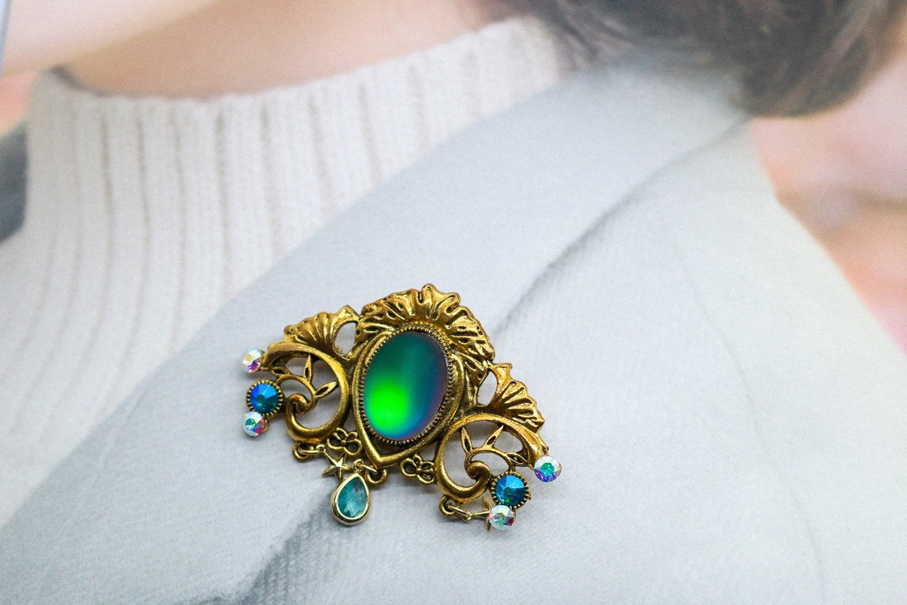 【幻想的な虹色の海 〜チェコガラスのマーメイドドリーム ブローチ〜】ゴールド金具