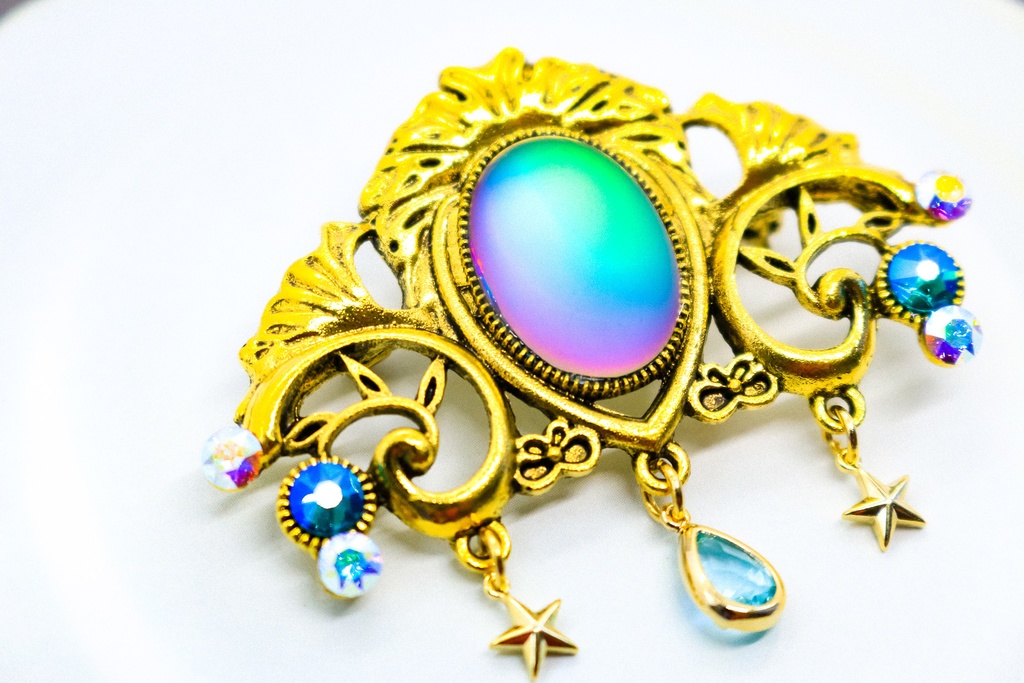 【幻想的な虹色の海 〜チェコガラスのマーメイドドリーム ブローチ〜】ゴールド金具