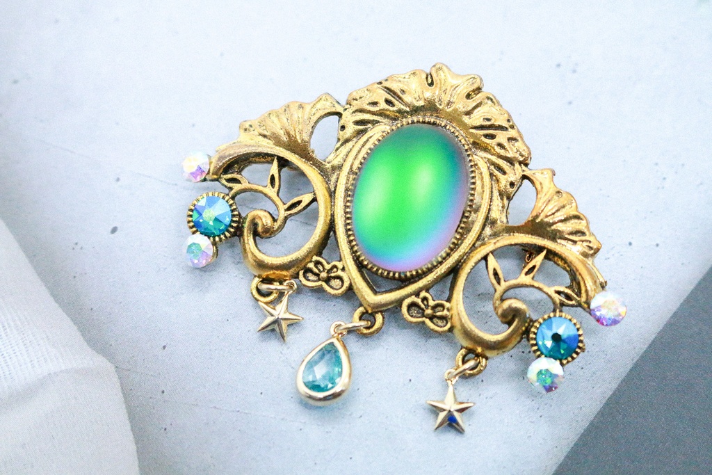 【幻想的な虹色の海 〜チェコガラスのマーメイドドリーム ブローチ〜】ゴールド金具