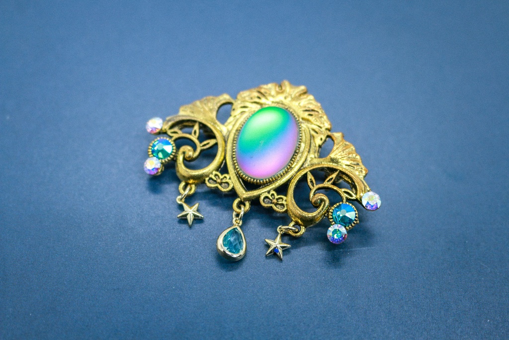 【幻想的な虹色の海 〜チェコガラスのマーメイドドリーム ブローチ〜】ゴールド金具