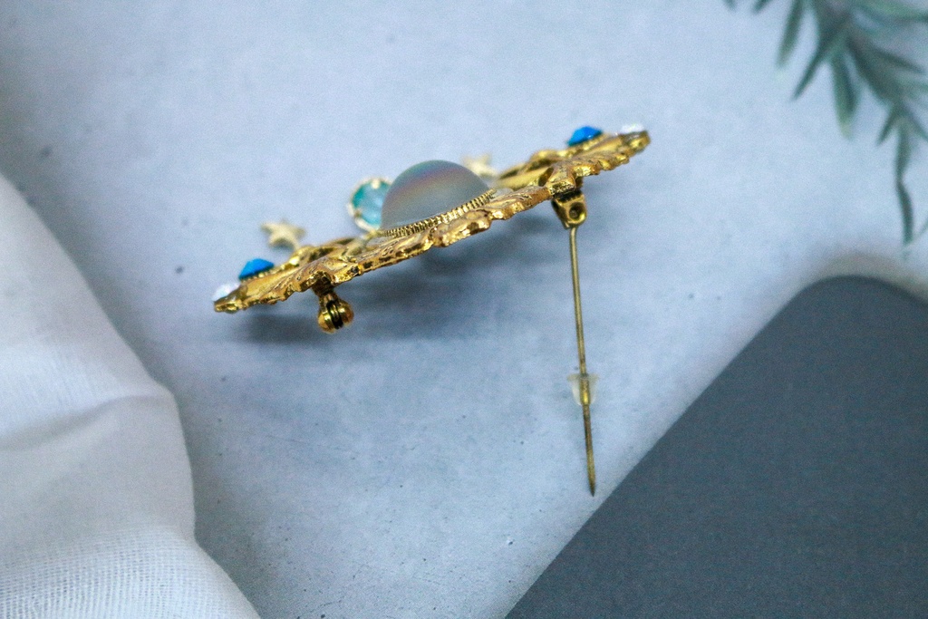 【幻想的な虹色の海 〜チェコガラスのマーメイドドリーム ブローチ〜】ゴールド金具