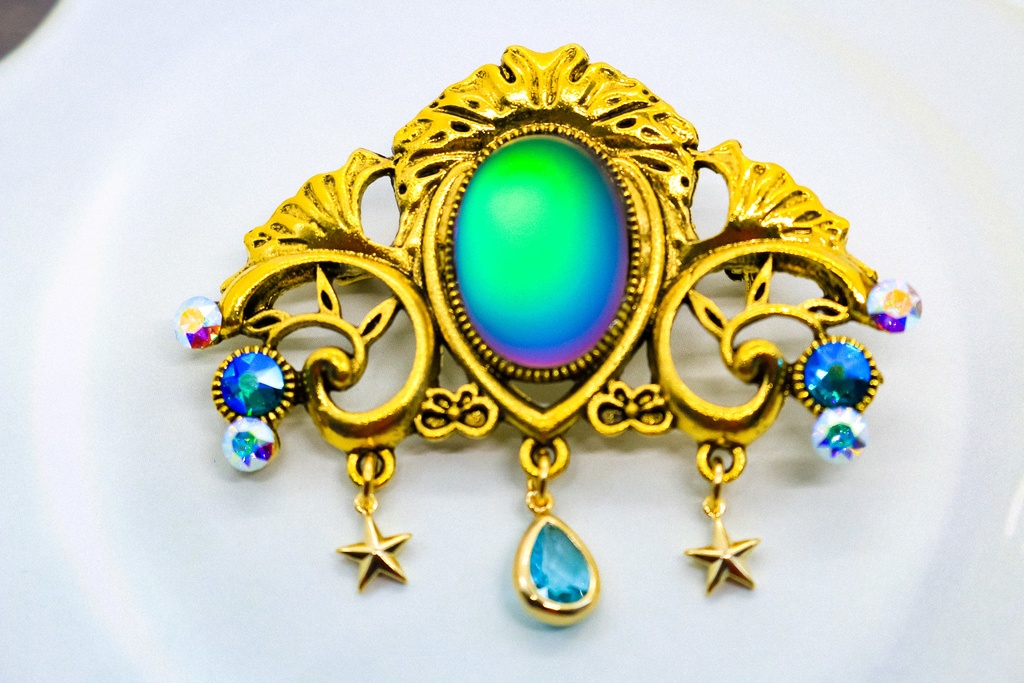 【幻想的な虹色の海 〜チェコガラスのマーメイドドリーム ブローチ〜】ゴールド金具