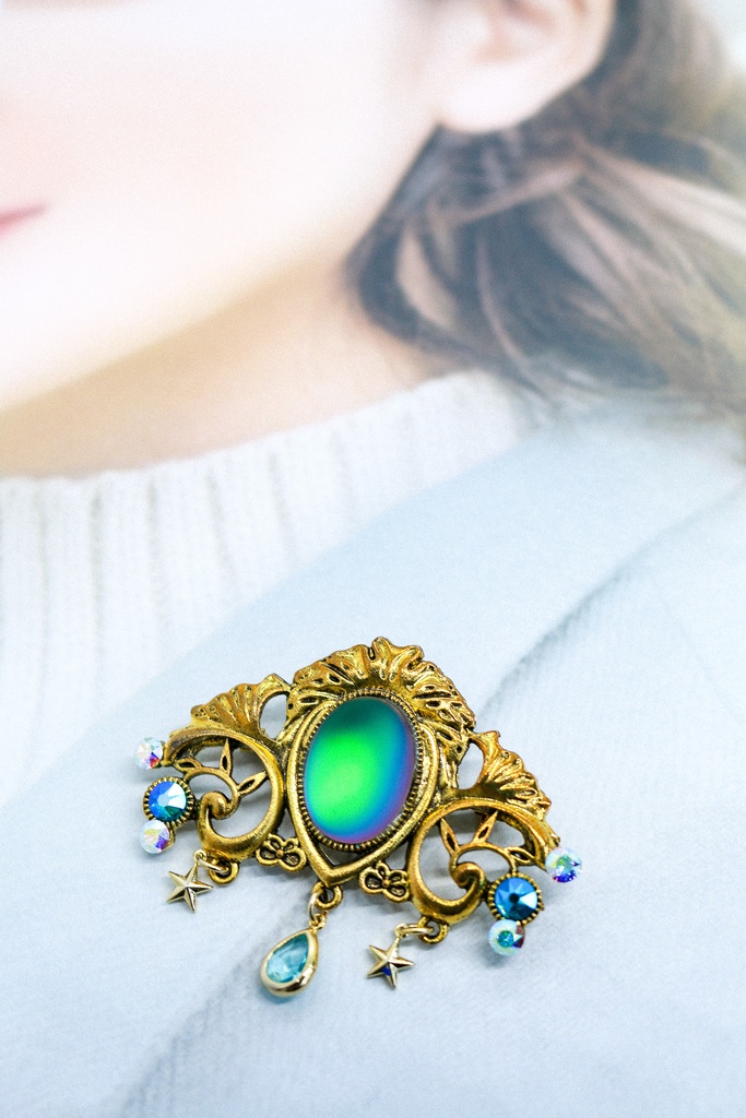【幻想的な虹色の海 〜チェコガラスのマーメイドドリーム ブローチ〜】ゴールド金具