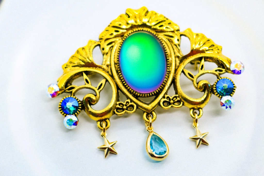 【幻想的な虹色の海 〜チェコガラスのマーメイドドリーム ブローチ〜】ゴールド金具