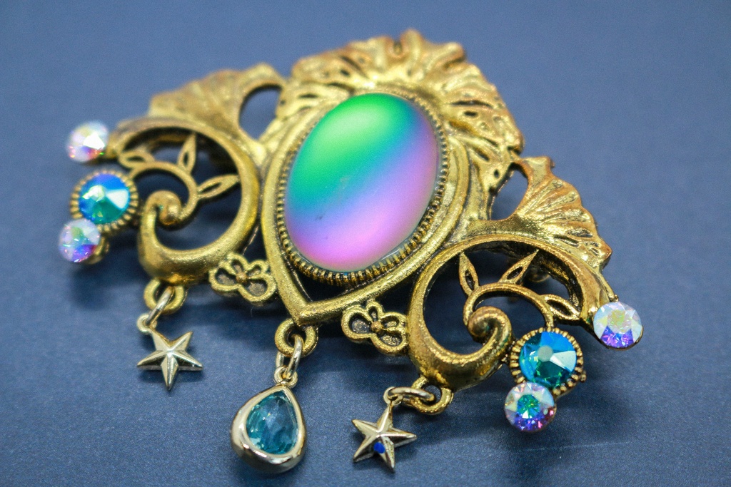 【幻想的な虹色の海 〜チェコガラスのマーメイドドリーム ブローチ〜】ゴールド金具